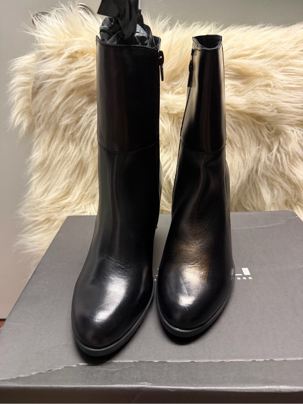 NWT Classic Black Leather Women's Ankle Boots made in Italy size 9.